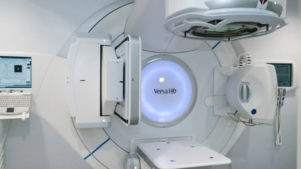 Medical radiotherapy equipment with treatment gantry and patient table