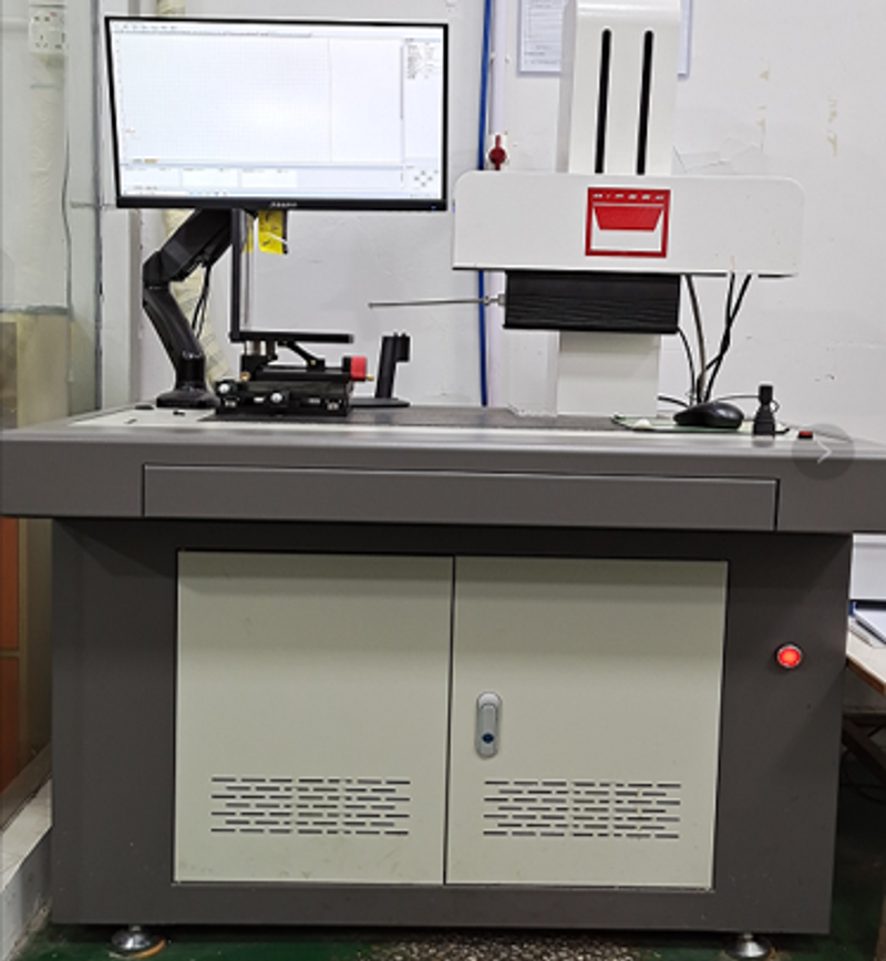 Factory contour measuring instrument with measuring arm, vertical column and computer monitor